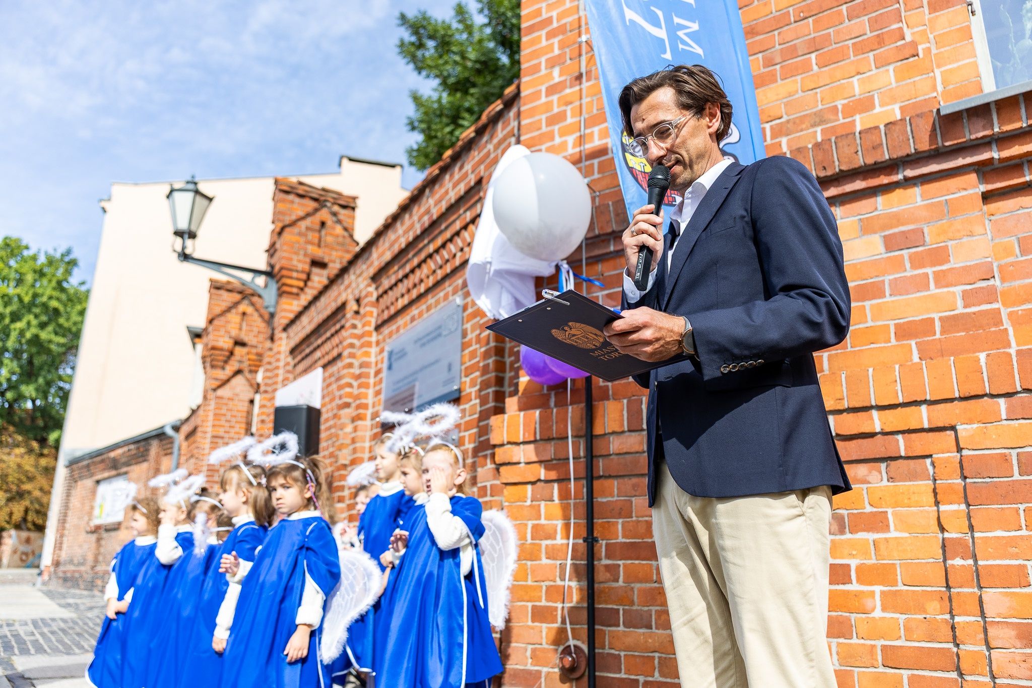 11 września odsłonięto dwa toruńskie aniołki: Wandę i Ludwika
