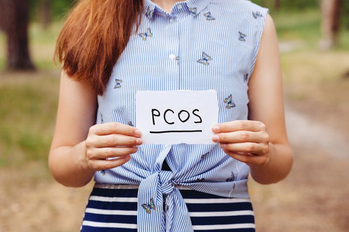 PCOS (zespół policystycznych jajników): objawy i leczenie