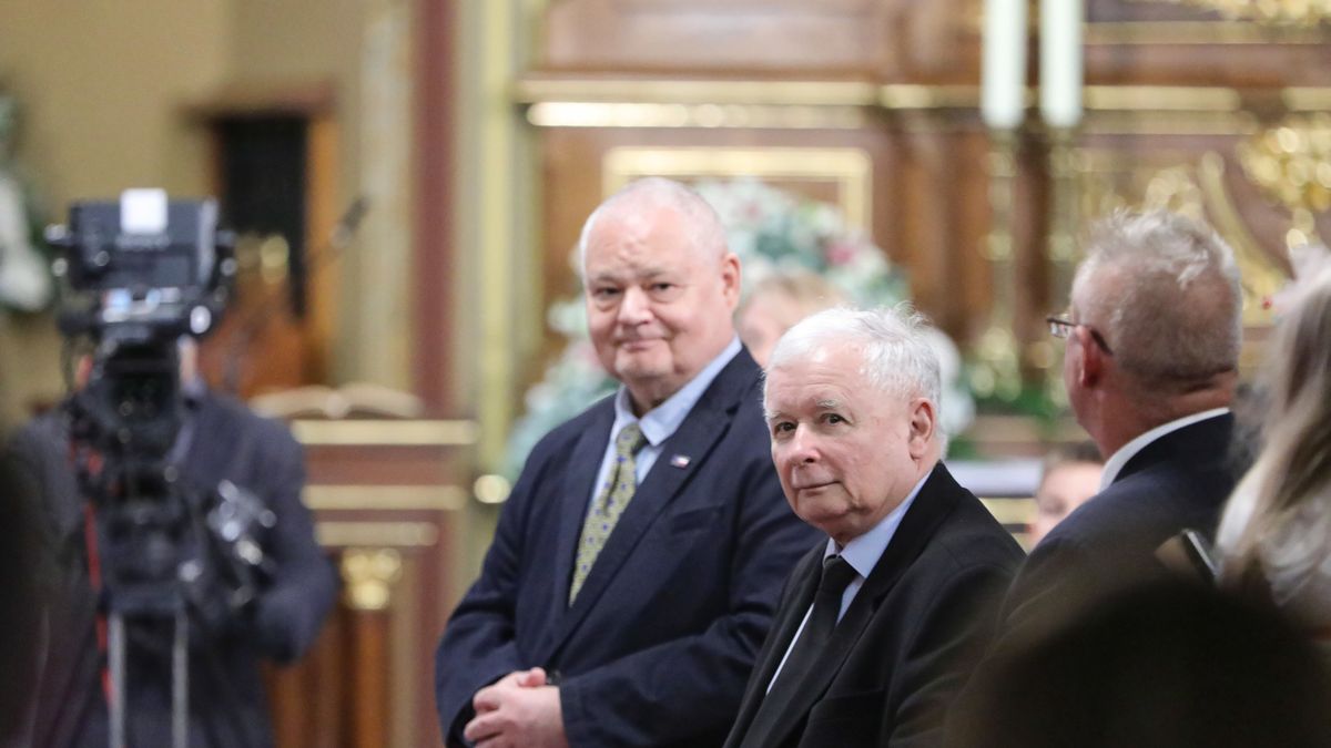 Jaros�aw Kaczy�ski, Adam Glapi�ski
Art Service
Adam Glapi�ski, ceremonia, dziennikarka, Jaros�aw Kaczy�ski, �agiewniki, ma��e�stwo, Narodowy Bank Polski, NBP, PiS, polityk, polityka, religia, sakrament ma��e�stwa, sanktuarium , sanktuarium Bo�ego Mi�osierdzia, wiara 