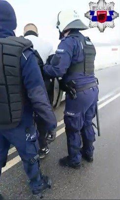 Tak wyglądał autokar z kibicami jadącymi na mecz, który zaatakowali pod Wąbrzeźnem grudziądzcy pseudokibice. Policja zatrzymała pięć osób i udaremniła kolejna kikolską ustawkę. Mogło dojść do bijatyki praktycznie na środku drogi - przekazują funkcjonariusze.