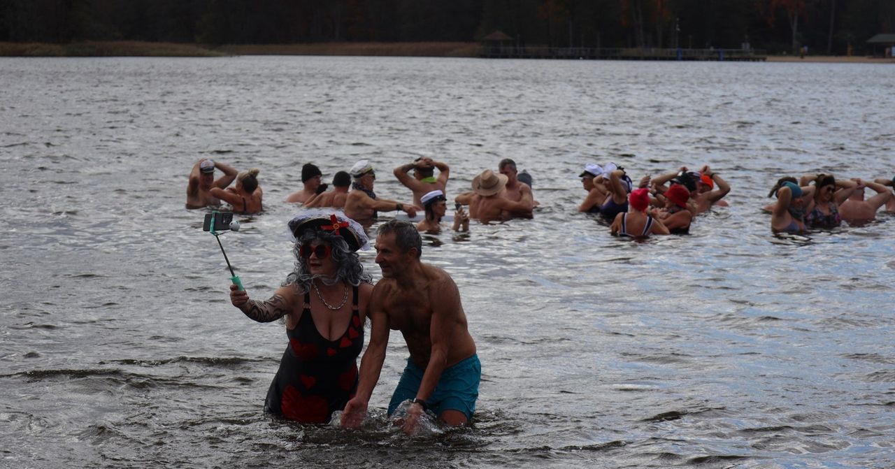 Szczecinek: Zimno, a oni znowu w wodzie. Morsy w kąpieli