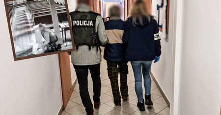Robił to w kościele na klęczkach. Zdjęcie mówi samo za siebie