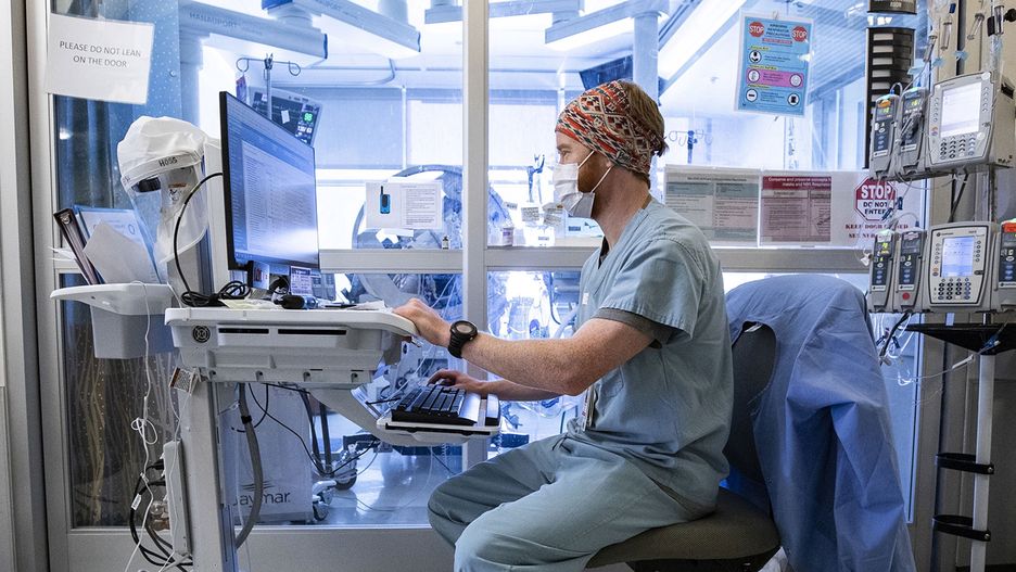 Koronawirus. USA z niższą liczbą zgonów. Nowe ustalenia ws. pierwszej ofiary