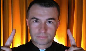 Ks. Picur zapytany o "Księdza z osiedla". Odpowiedział jednym zdaniem