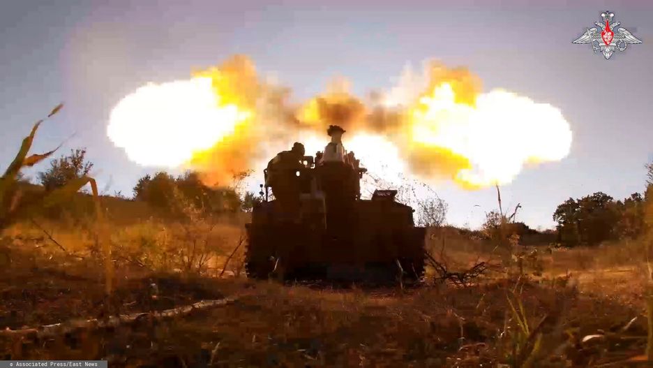 Rejon Kurska zaatakowany przez ukrai?skie wojska
In this photo taken from video released by the Russian Defense Ministry on Sunday, Aug. 18, 2024, Russian soldiers fire Giatsint-S self-propelled gun towards Ukrainian positions at an undisclosed location in the Russian - Ukrainian border area in ??the Kursk region, Russia. (Russian Defense Ministry Press Service photo via AP)