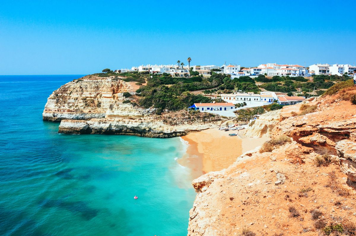 Algarve słynie z pięknych i szerokich plaż