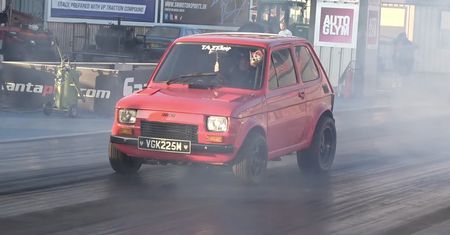 126p kontra audi A3. Poczciwy fiat z Polski robi w Anglii furorę