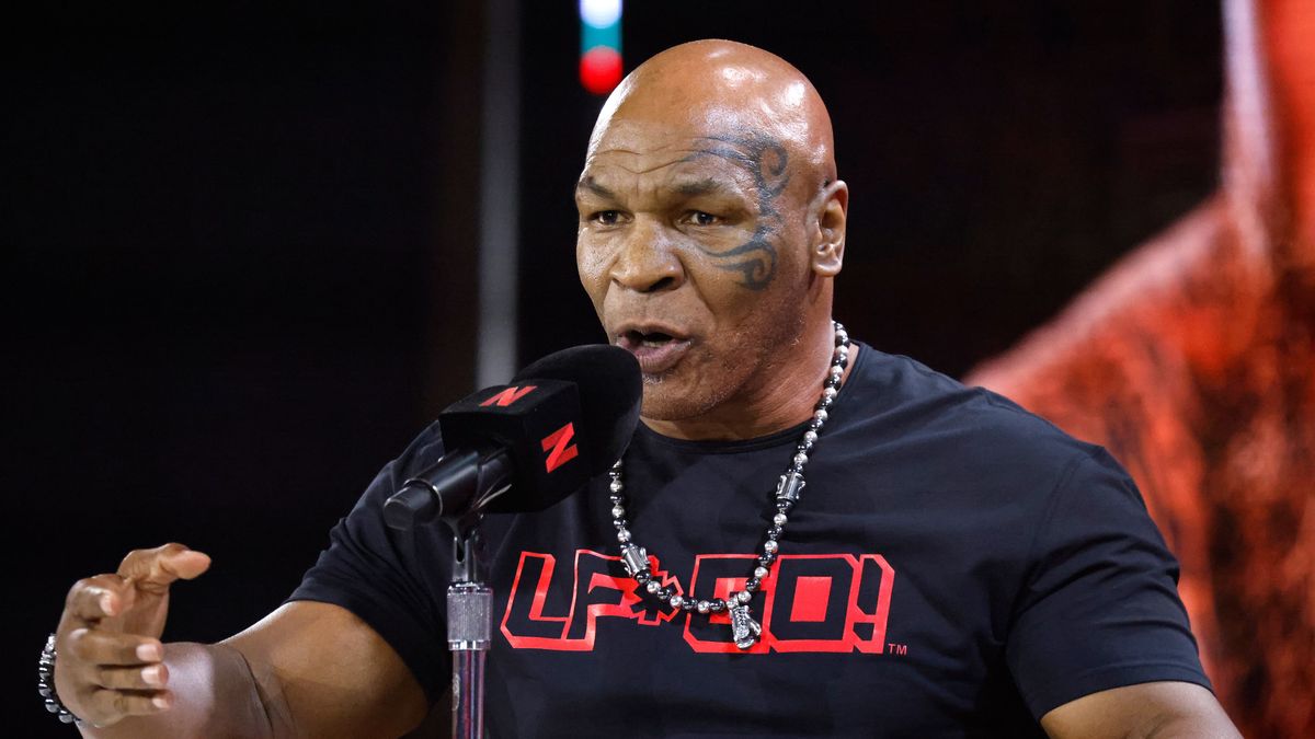 Former heavyweight boxing champion Mike Tyson speaks during a pre-fight press conference against YouTuber and professional boxer Jake Paul at the Javits Center in New York, New York, USA, 18 August 2024. The Tyson Paul heavyweight bout will be held at the AT&T Stadium in Arlington, Texas on 15 November 2024. EPA/Peter Foley Dostawca: PAP/EPA.