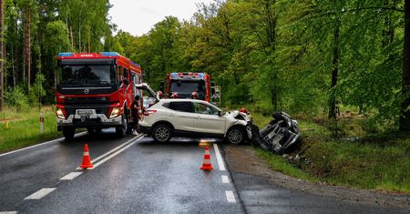 Wypadek na DW 180 za Trzcianką. Trzy osoby w szpitalu, droga zablokowana