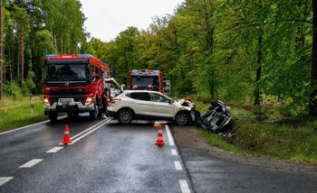 Wypadek na DW 180 za Trzcianką. Trzy osoby w szpitalu, droga zablokowana