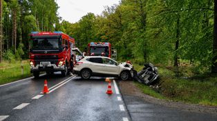 Wypadek na DW 180 za Trzcianką. Trzy osoby w szpitalu, droga zablokowana
