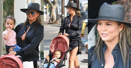 Ciężarna Chrissy Teigen świeci biustem na spacerze z córką
