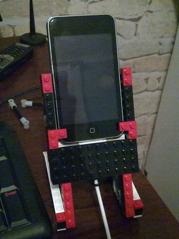 Dock do iPhone'a z klocków Lego