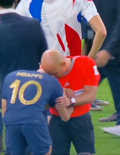 Szymon Marciniak i Kylian Mbappe