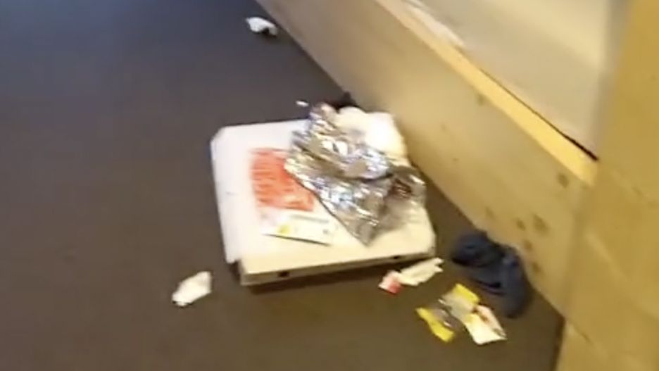 Goście hotelowi zostawili po sobie nieporządek w pokoju 
