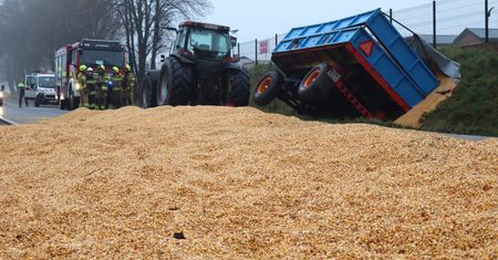 Przeciszów: Traktor z kukurydzą wpadł do rowu. Ruch na DK44 utrudniony