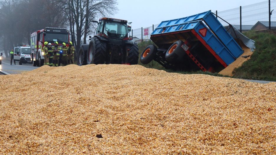 W Przeciszowie, w ciągu DK 44, traktor z kukurydzą wylądował w rowie.