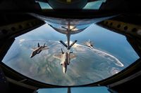 KC-135 tankuje holenderski myśliwce F-35