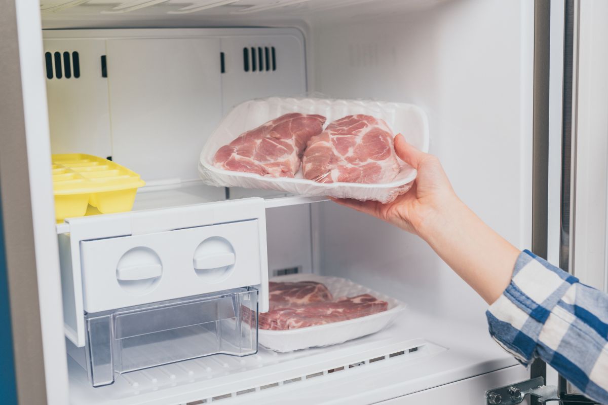 Jak bezpiecznie rozmrozić mięso?