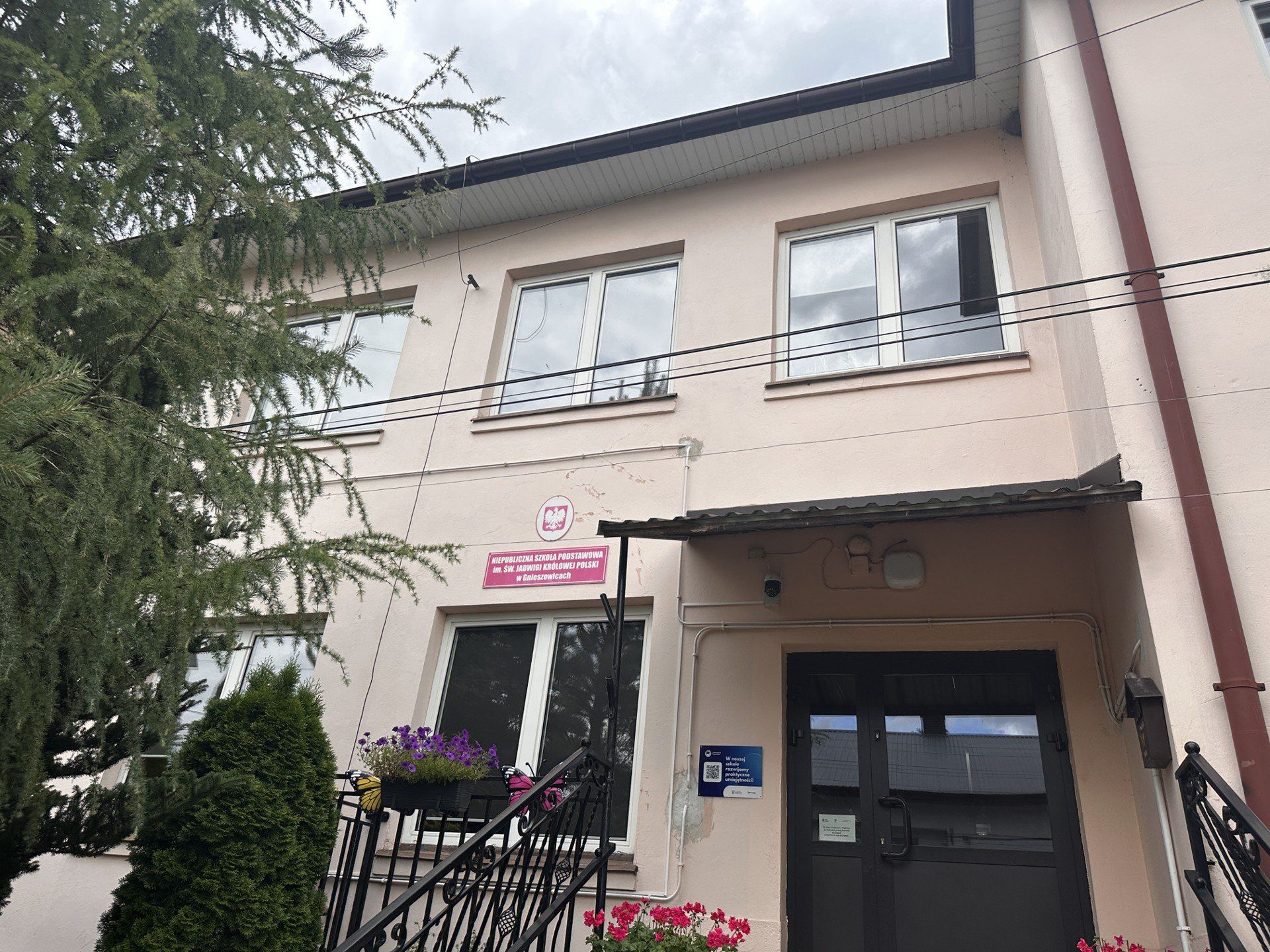 W Szkole Podstawowej w Gnieszowicach zaplanowano między innymi modernizację centralnego ogrzewania, wymianę kotła gazowego na pompę ciepła.