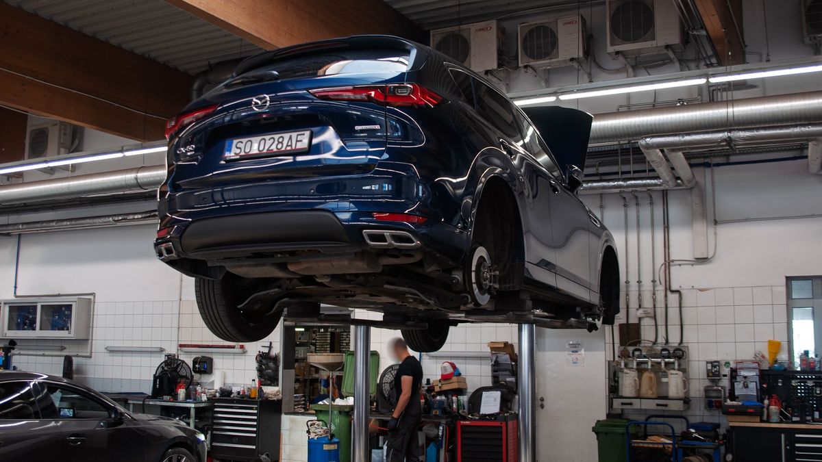Mazda CX-60 na podnośniku, serwis, ASO