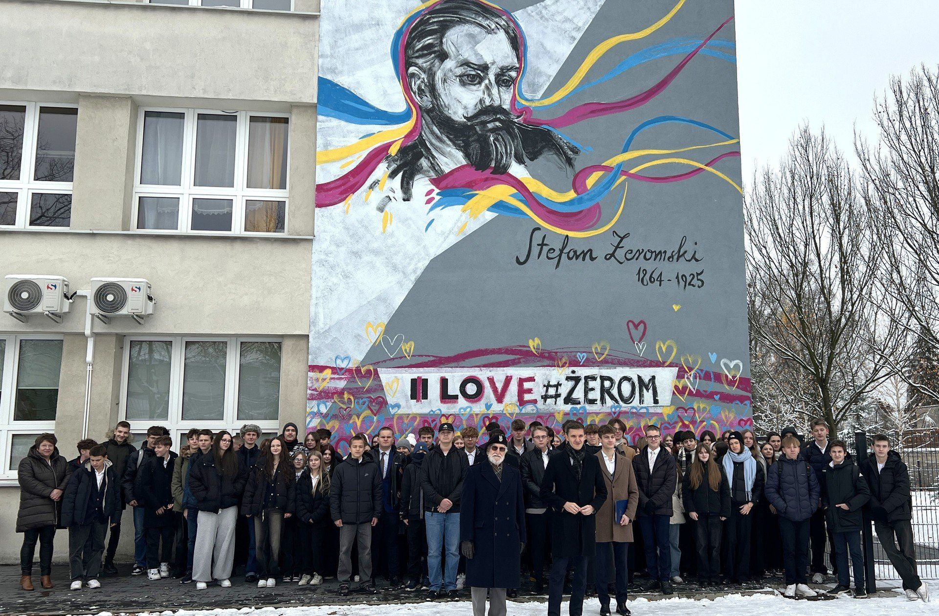 Nowy mural z wizerunkiem Stefana Żeromskiego pojawił się na szkolnych murach Uniwersyteckiego II LO w Dąbrowie Górniczej