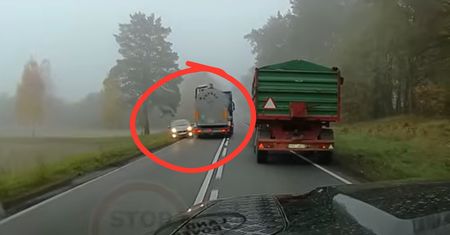 Wyprzedzał ciągnik na wąskiej drodze. Tak zareagował kierowca osobówki