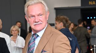 Cezary Pazura w zupełnie nowym wydaniu. TAK wyglądał podczas ramówki Polsatu [ZDJĘCIA]