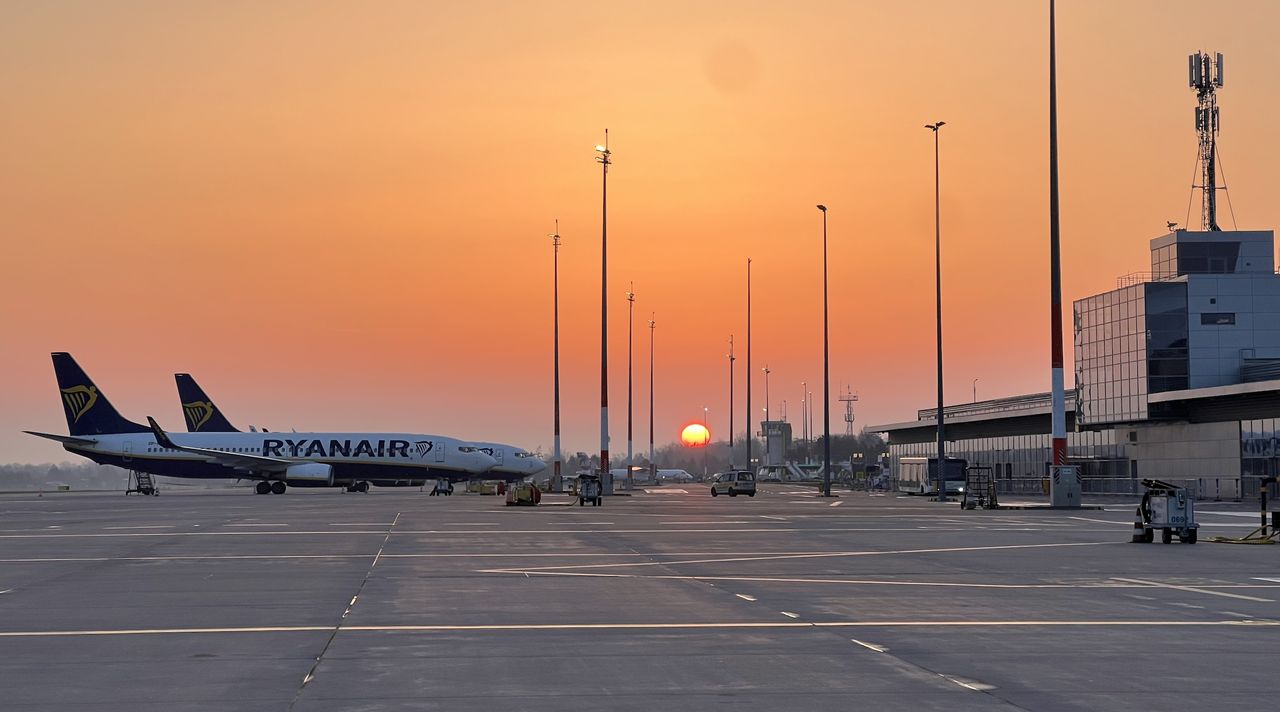 Ryanair wzywa do ograniczenia sprzedaży alkoholu na lotniskach: Rosnący problem nietrzeźwych pasażerów