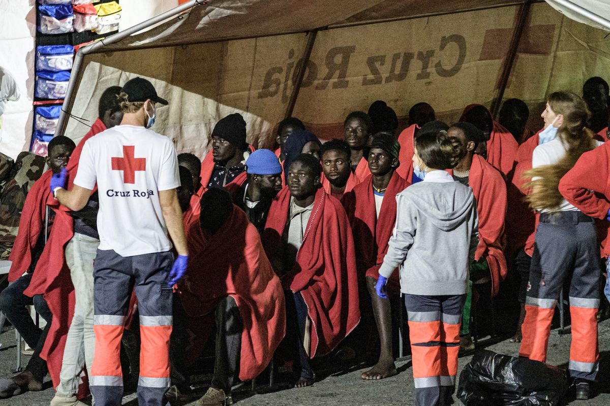 Wolontariusze Czerwonego Krzyża z grupą uratowanych migrantów