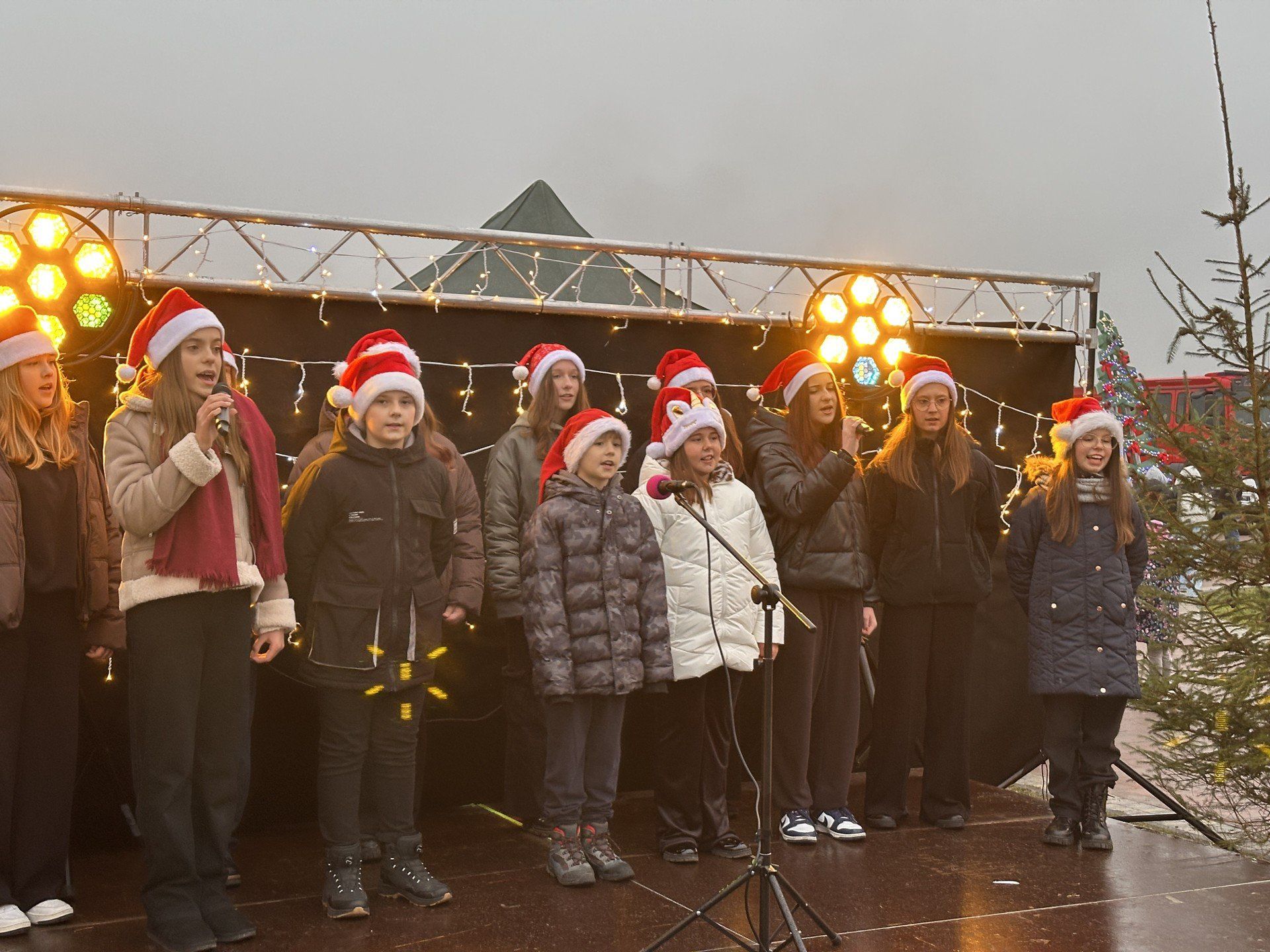 Dopełnieniem jarmarku są występy artystyczne i muzykowanie, gry i zabawy dla dzieci.