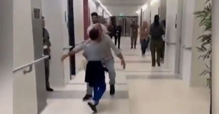 Terroryści przetrzymywali go 50 dni. Reakcja chłopca chwyta za serce