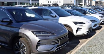 Polacy pokochali chińskie samochody. Te marki podbijają rynek wtórny