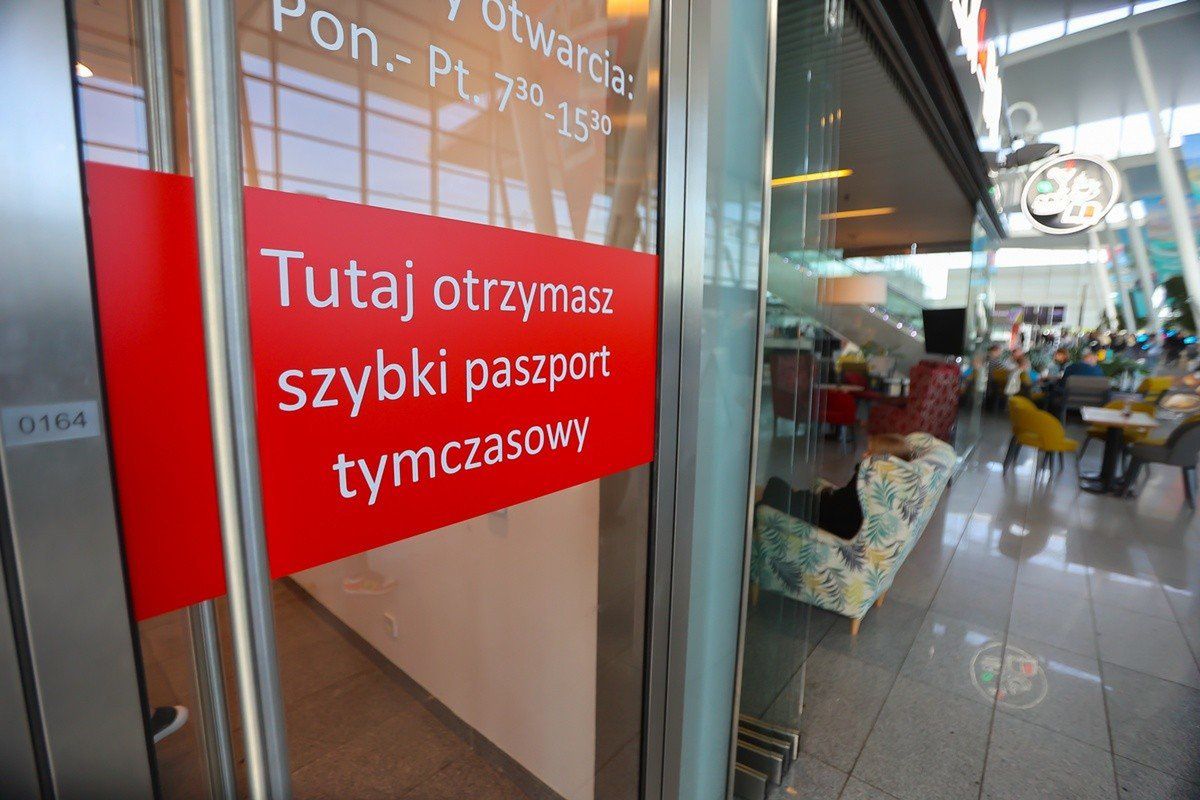 Punkt wyrobu tymczasowego paszportu na lotnisku we Wrocławiu