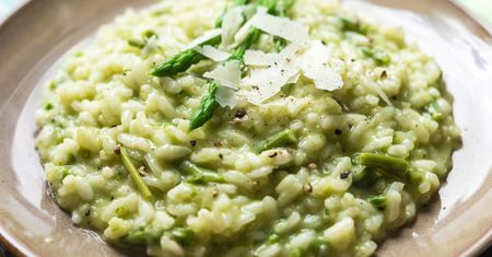 Kremowe risotto z sezonowym warzywem. Smakuje jak od mistrza, a zrobisz bez problemu w domu