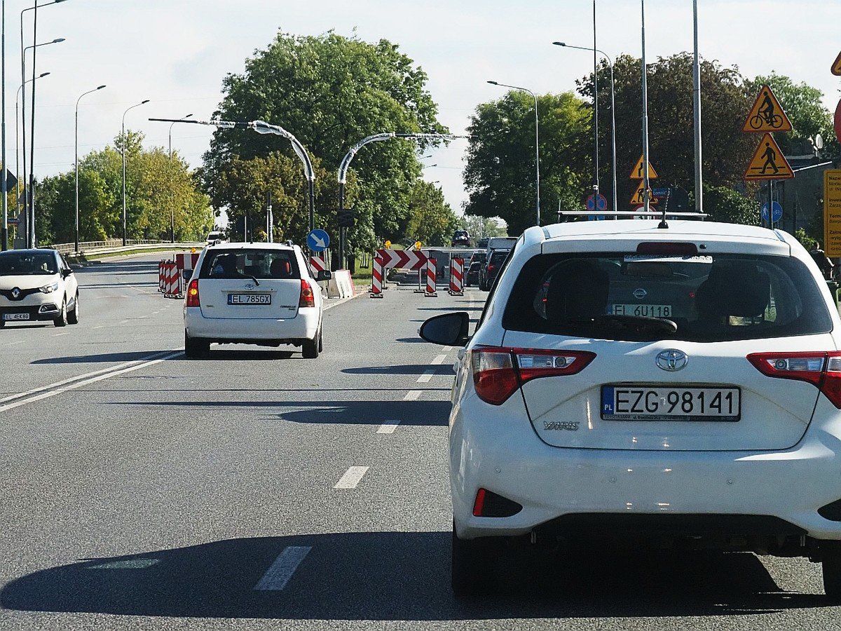 Remont Brzezińskiej jest zaawansowany w jednej czwartej. Może jeszcze w tym roku uda się go zakończyć