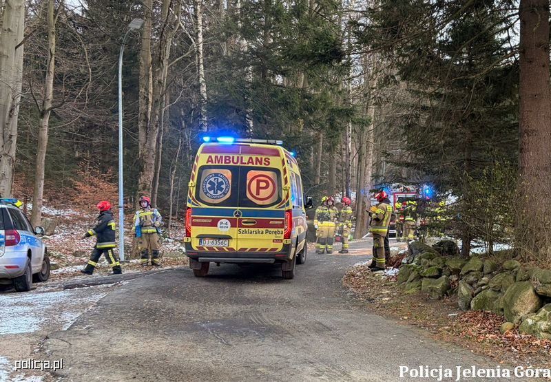 Bohaterska akcja policjantów w Jeleniej Górze. Wynieśli ludzi z płonącego budynku – dwóch funkcjonariuszy trafiło do szpitala