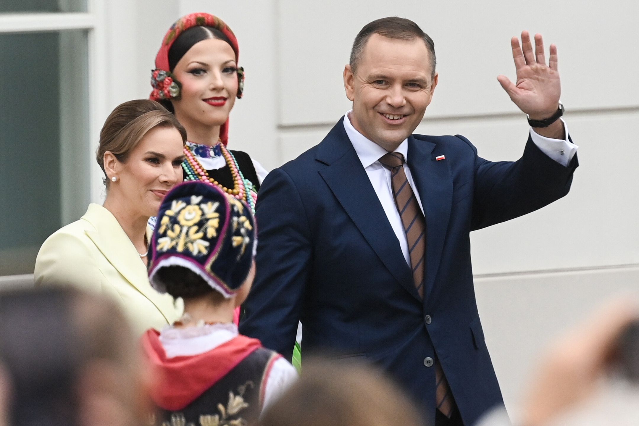 Warszawa, 14.09.2025. Głowa państwa RP Karol Nawrocki (P) z małżonką Martą Nawrocką (L) podczas Dożynek Prezydenckich na dziedzińcu Pałacu Prezydenckiego w Warszawie, 14 bm. (aldg) PAP/Piotr Nowak