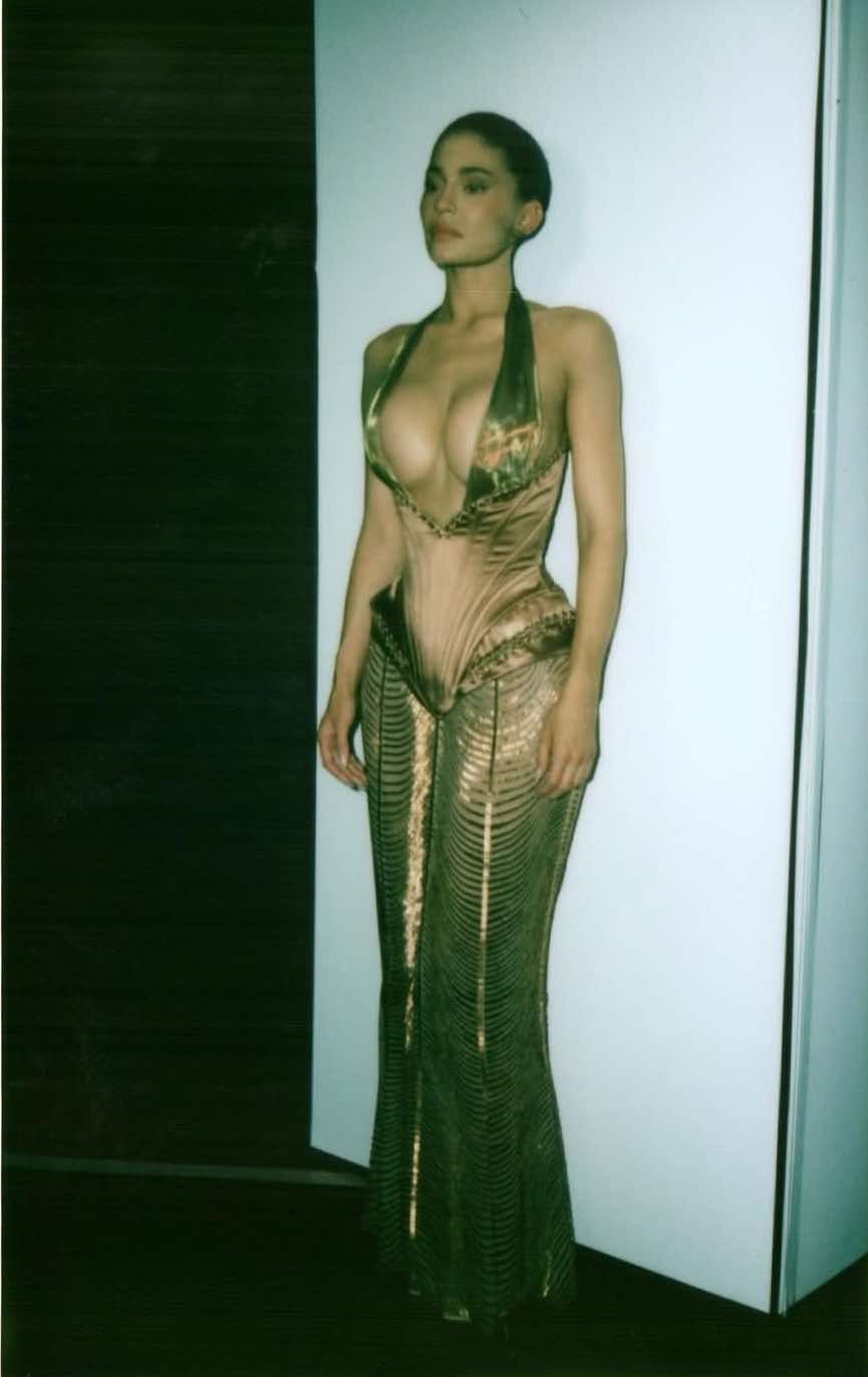 Kylie Jenner szokuje stylizacją na paryskim pokazie