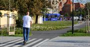 Przejażdżka na elektrycznej hulajnodze skończyła się dla niego mandatem. To dlatego, że 72-latek jechał nią "na podwójnym gazie"