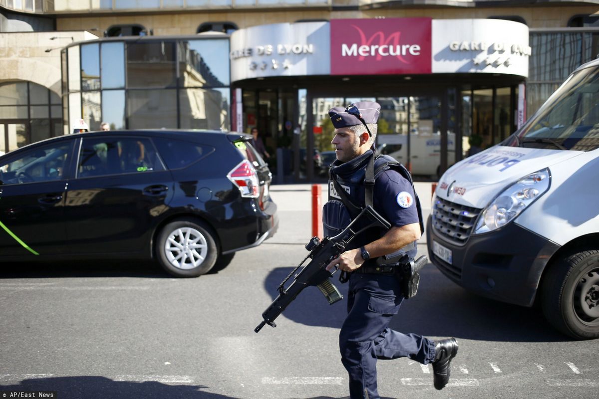 Francuski policjant w akcji (zdjęcie ilustracyjne)  (AP Photo/Francois Mori), APTOPIX
AP