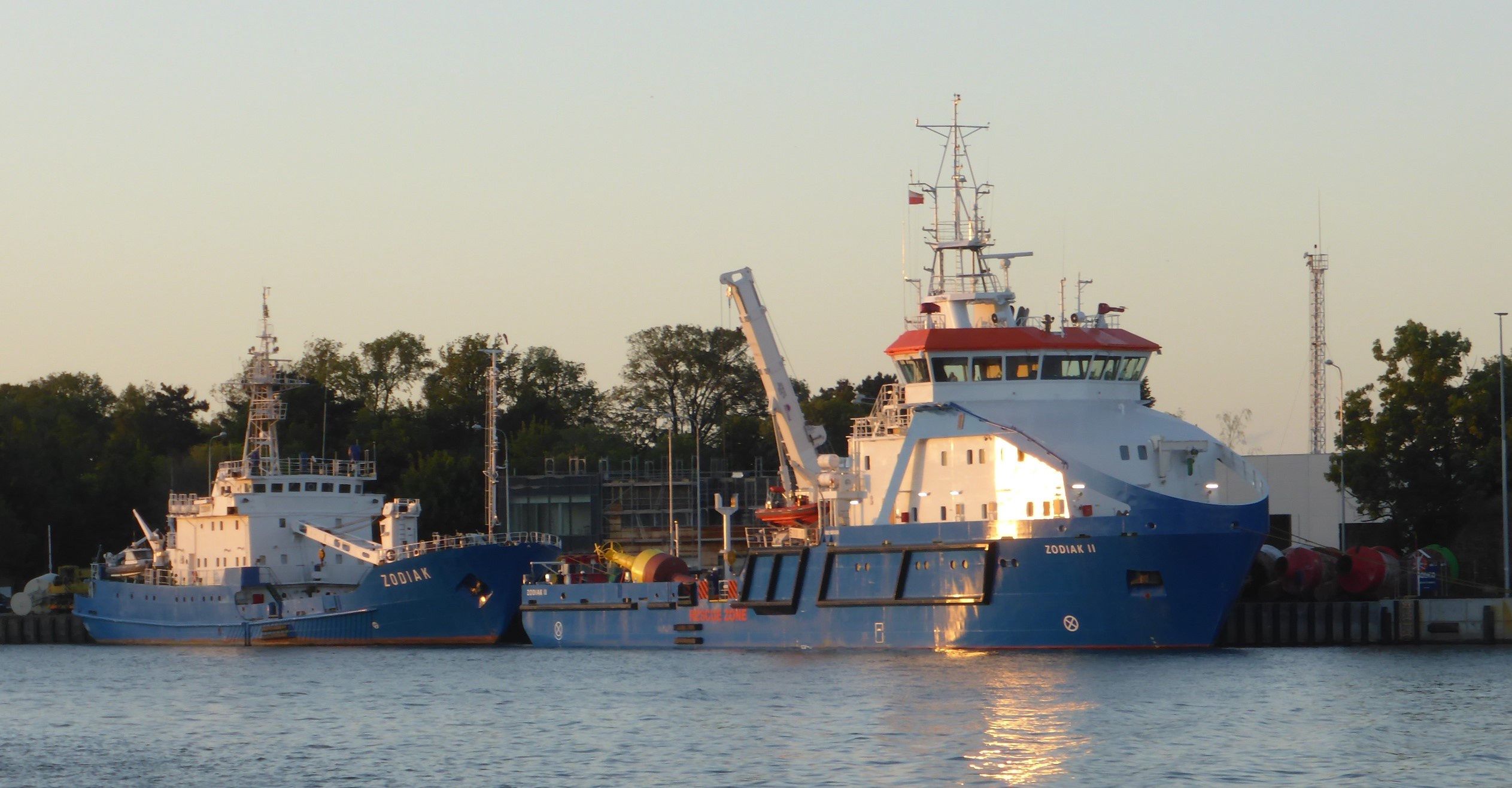 Zodiak II obok jego poprzednika - Zodiaka, wykorzystywanego od 1982 r. 