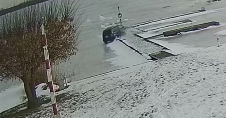 Wjechał na lód, zniszczył pomost. Są zarzuty