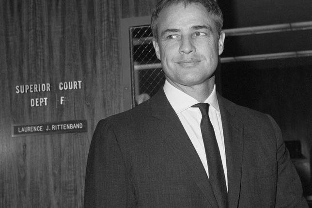 Marlon Brando podczas rozprawy sądowej, gdzie przyznano mu wyłączną opiekę nad synem Christianem