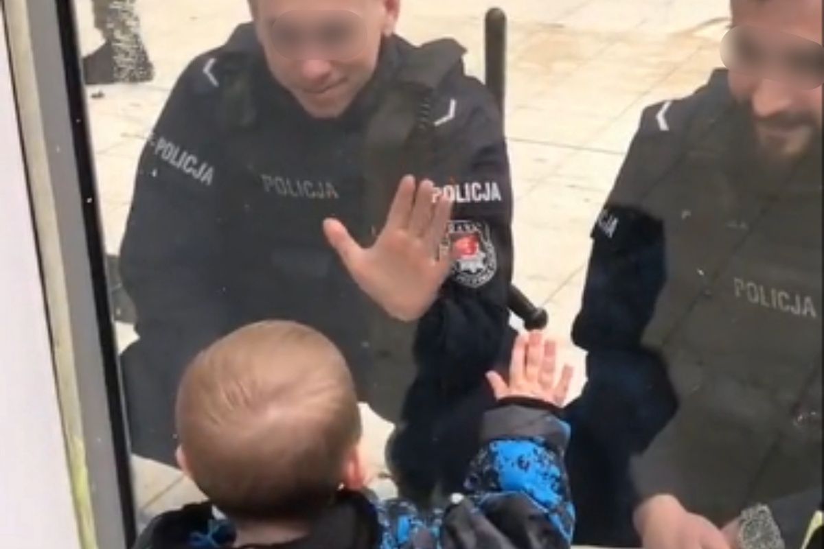 Mały Dimitrik bawi się z policjantami 
