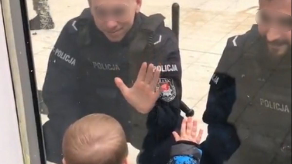 Mały Dimitrik bawi się z policjantami 