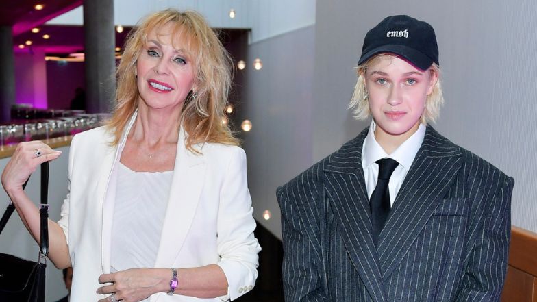 Helena Englert u boku całej na biało Beaty Ścibakówny TONIE w gigantycznym garniturze