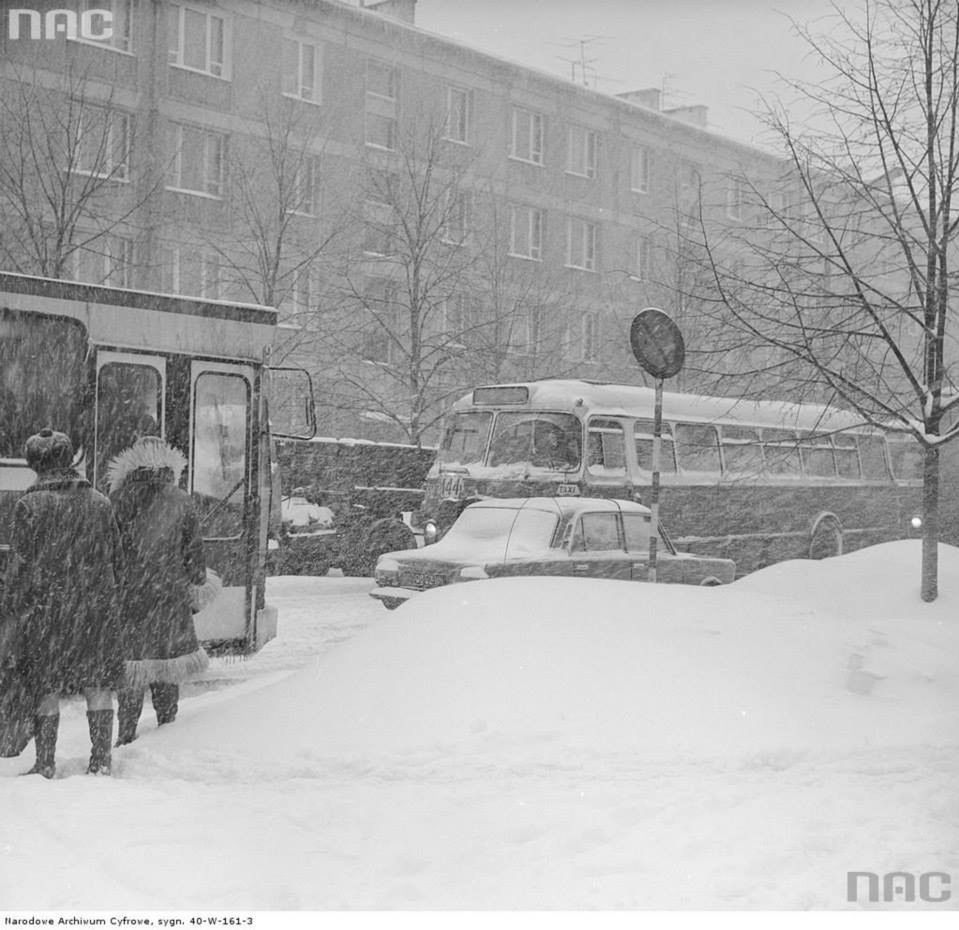 Warszawa zasypana śniegiem [ZDJĘCIA SPRZED LAT]