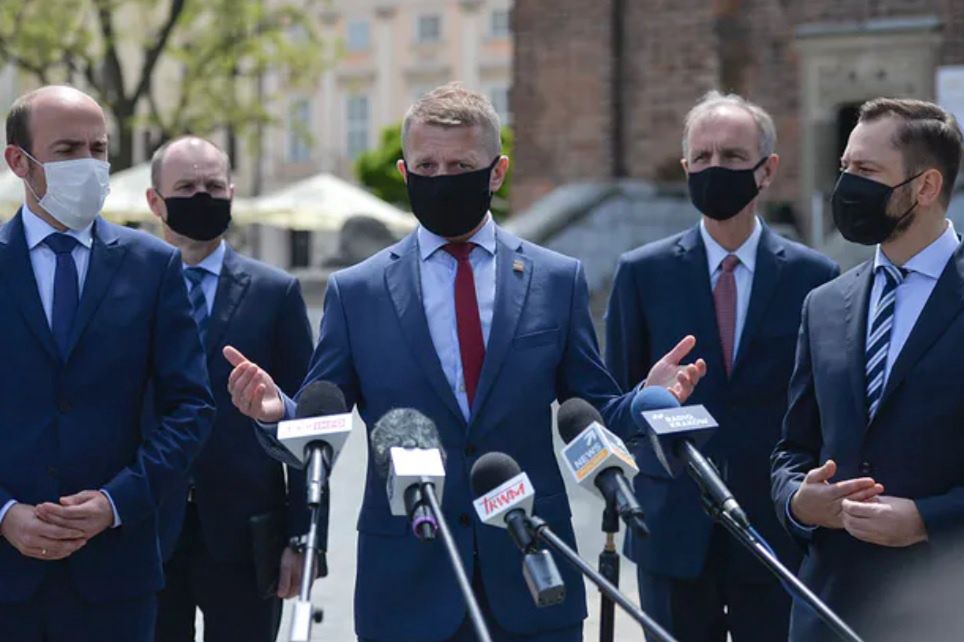 Ireneusz Raś w otoczeniu polityków PO na konferencji prasowej w Krakowie