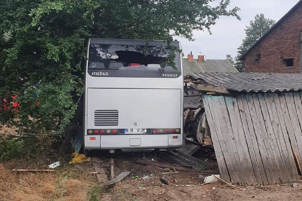 Dramat w łódzkiem. Autokar uderzył w budynek